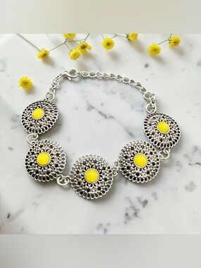 🩶Silver Tone Flower Medallion Bracelet with Yellow Accent/NWOT🩶